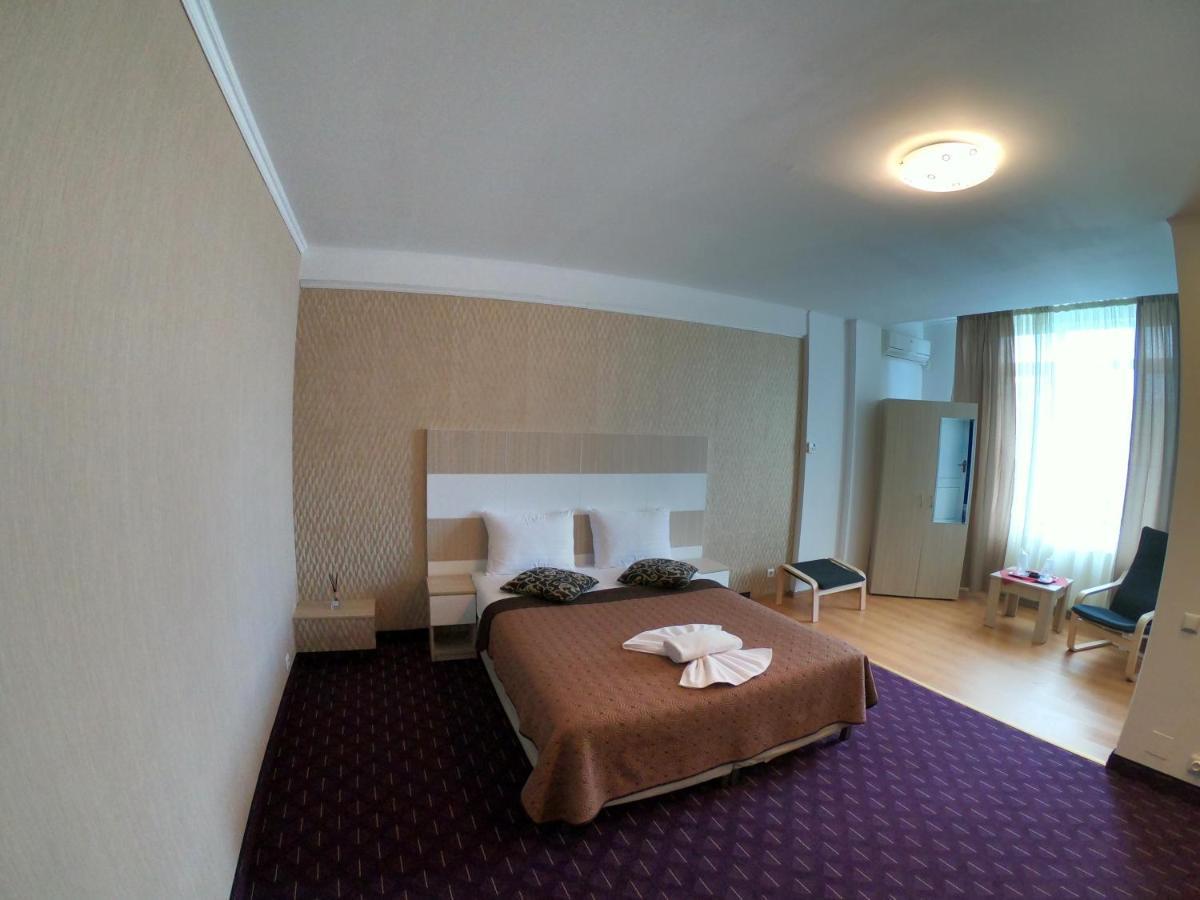 Hotel Mon Caprice Boekarest Buitenkant foto