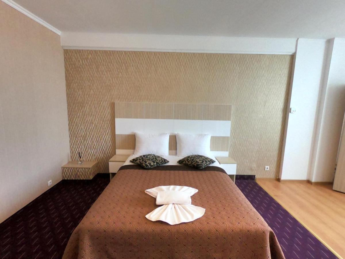 Hotel Mon Caprice Boekarest Buitenkant foto