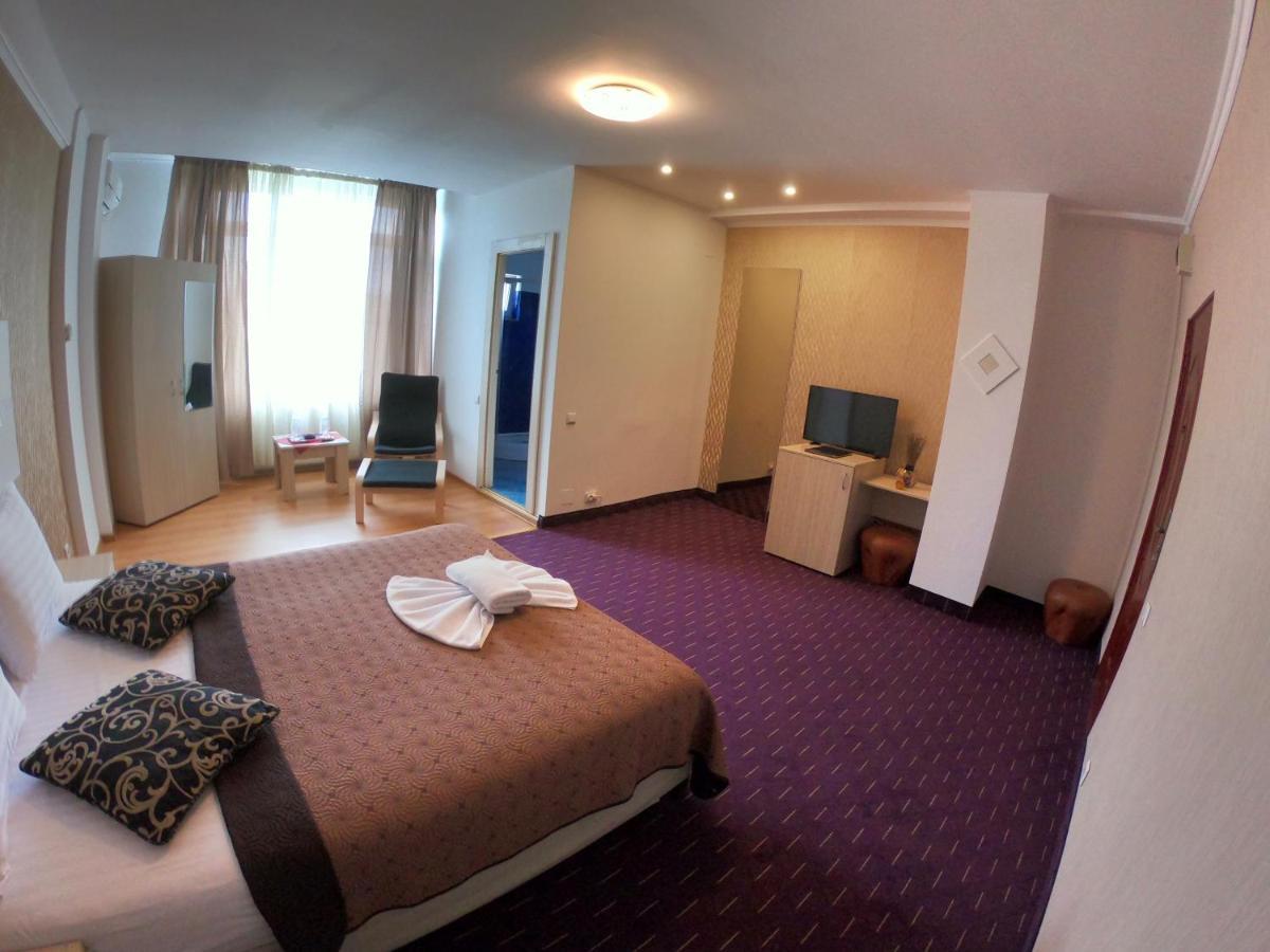 Hotel Mon Caprice Boekarest Buitenkant foto