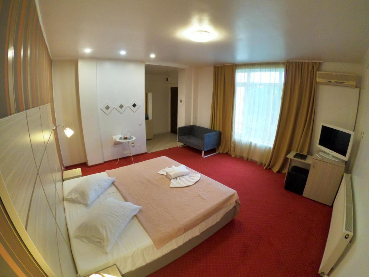 Hotel Mon Caprice Boekarest Buitenkant foto