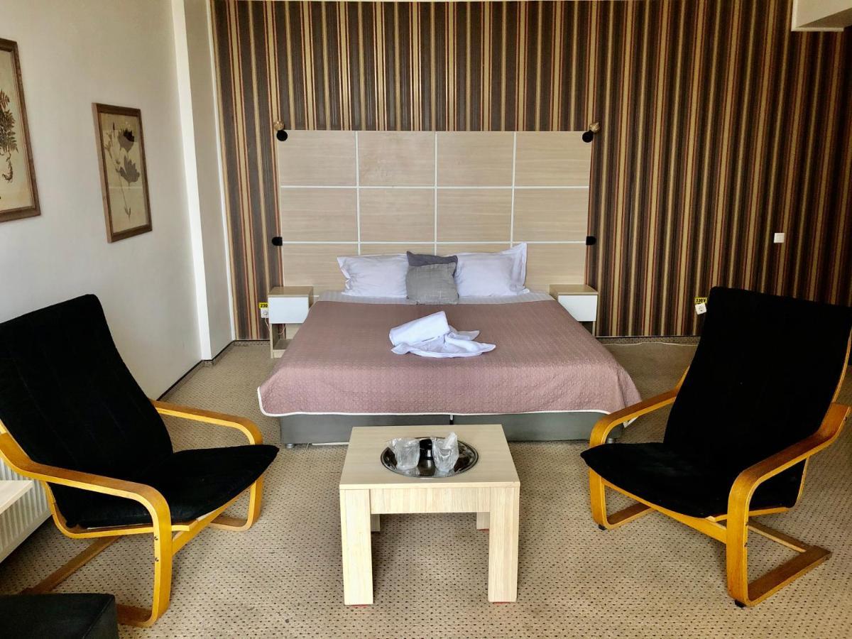 Hotel Mon Caprice Boekarest Buitenkant foto