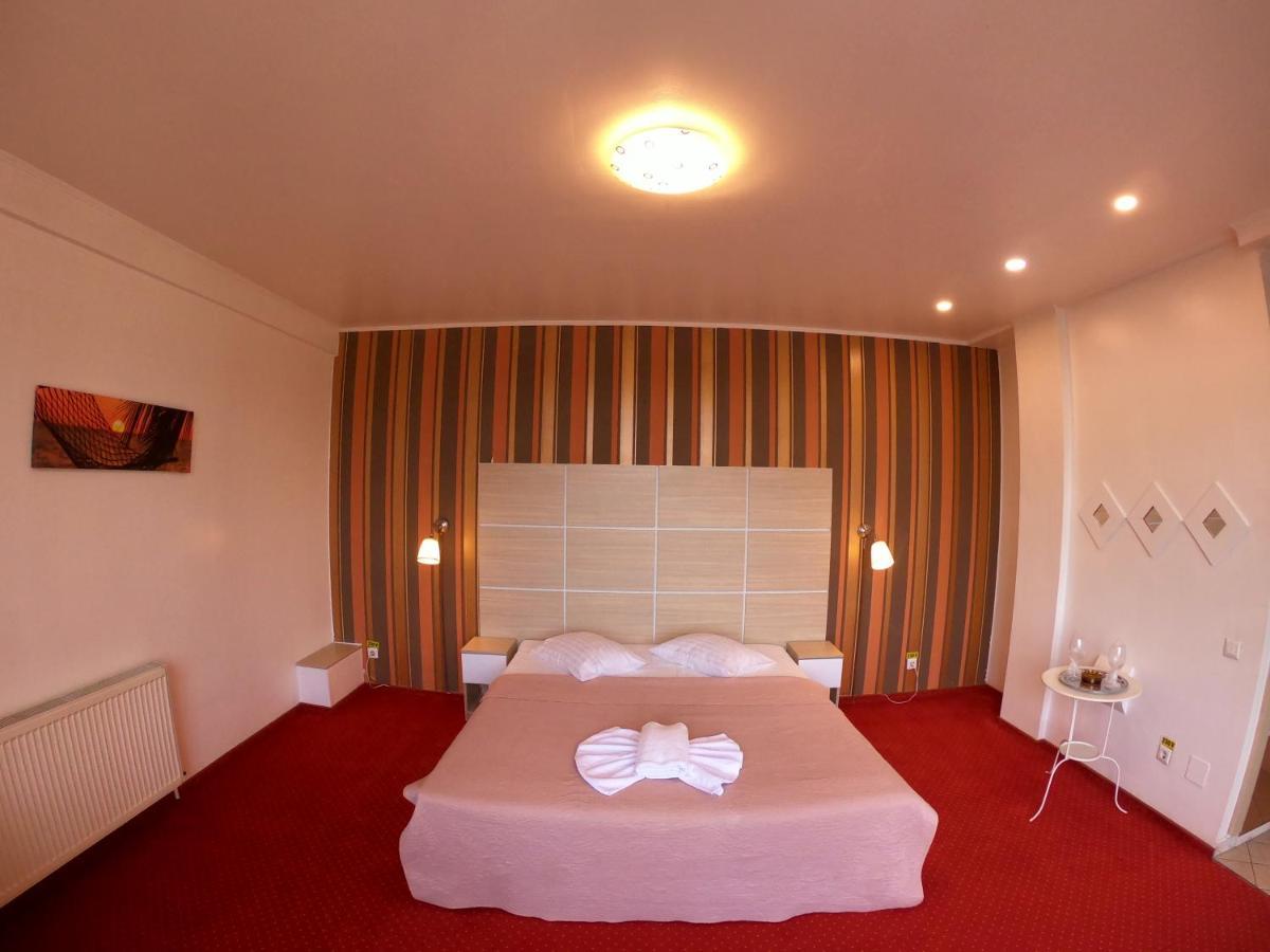 Hotel Mon Caprice Boekarest Buitenkant foto