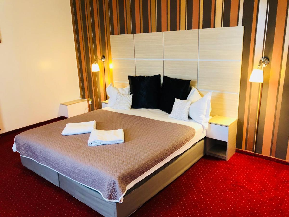 Hotel Mon Caprice Boekarest Buitenkant foto