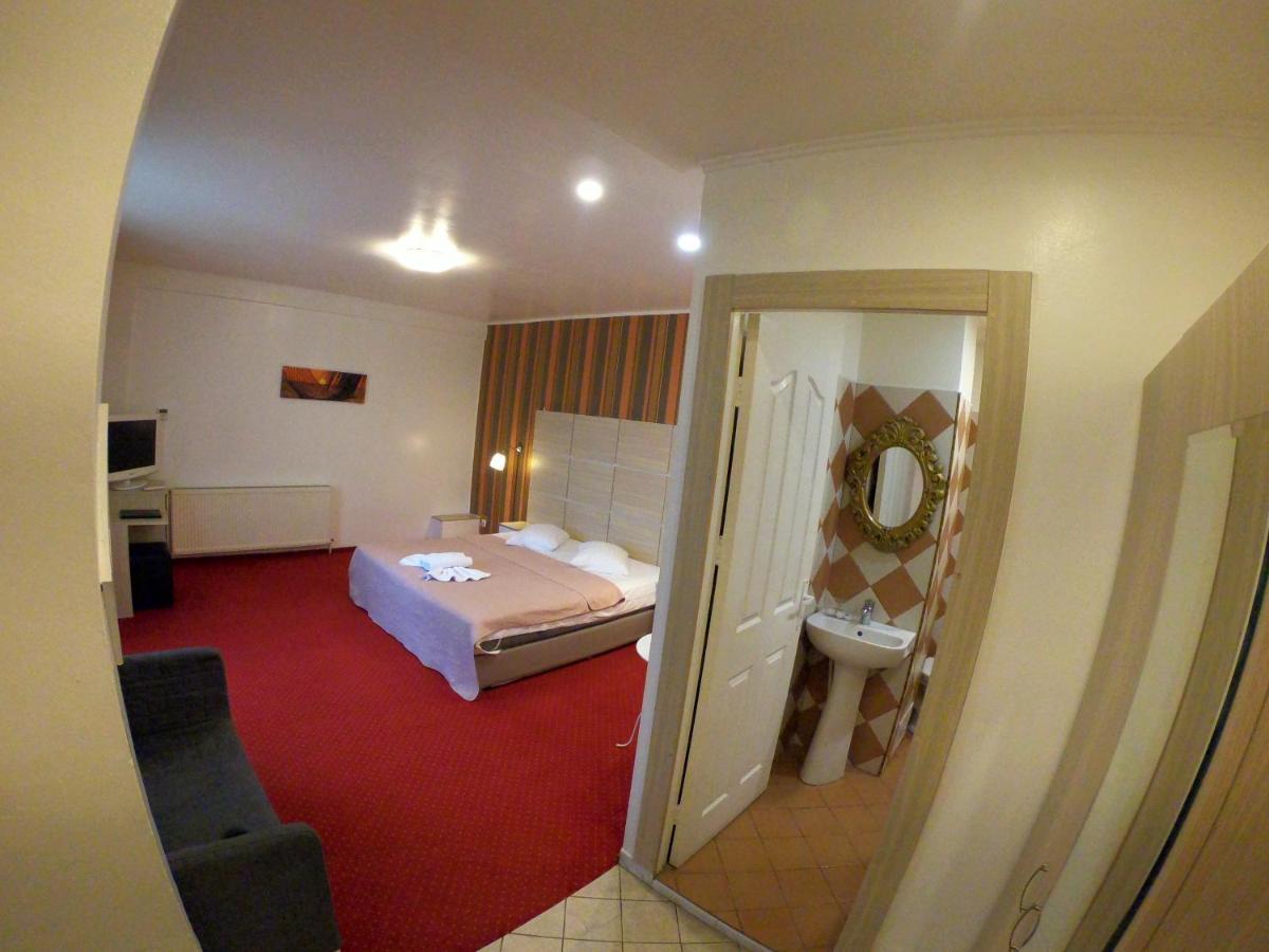 Hotel Mon Caprice Boekarest Buitenkant foto