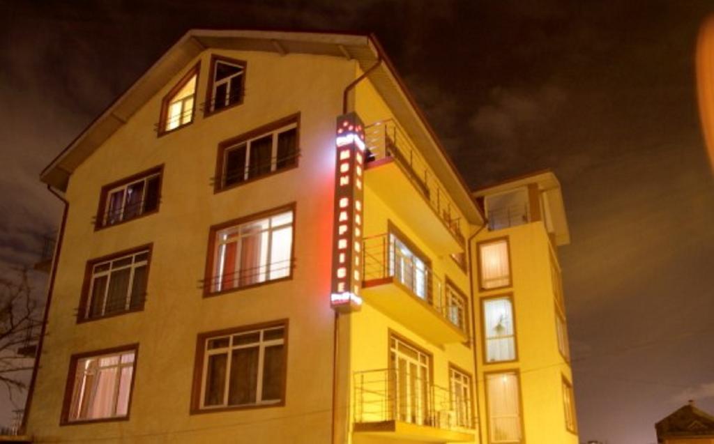 Hotel Mon Caprice Boekarest Buitenkant foto