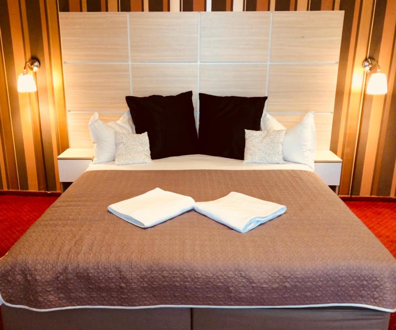 Hotel Mon Caprice Boekarest Buitenkant foto