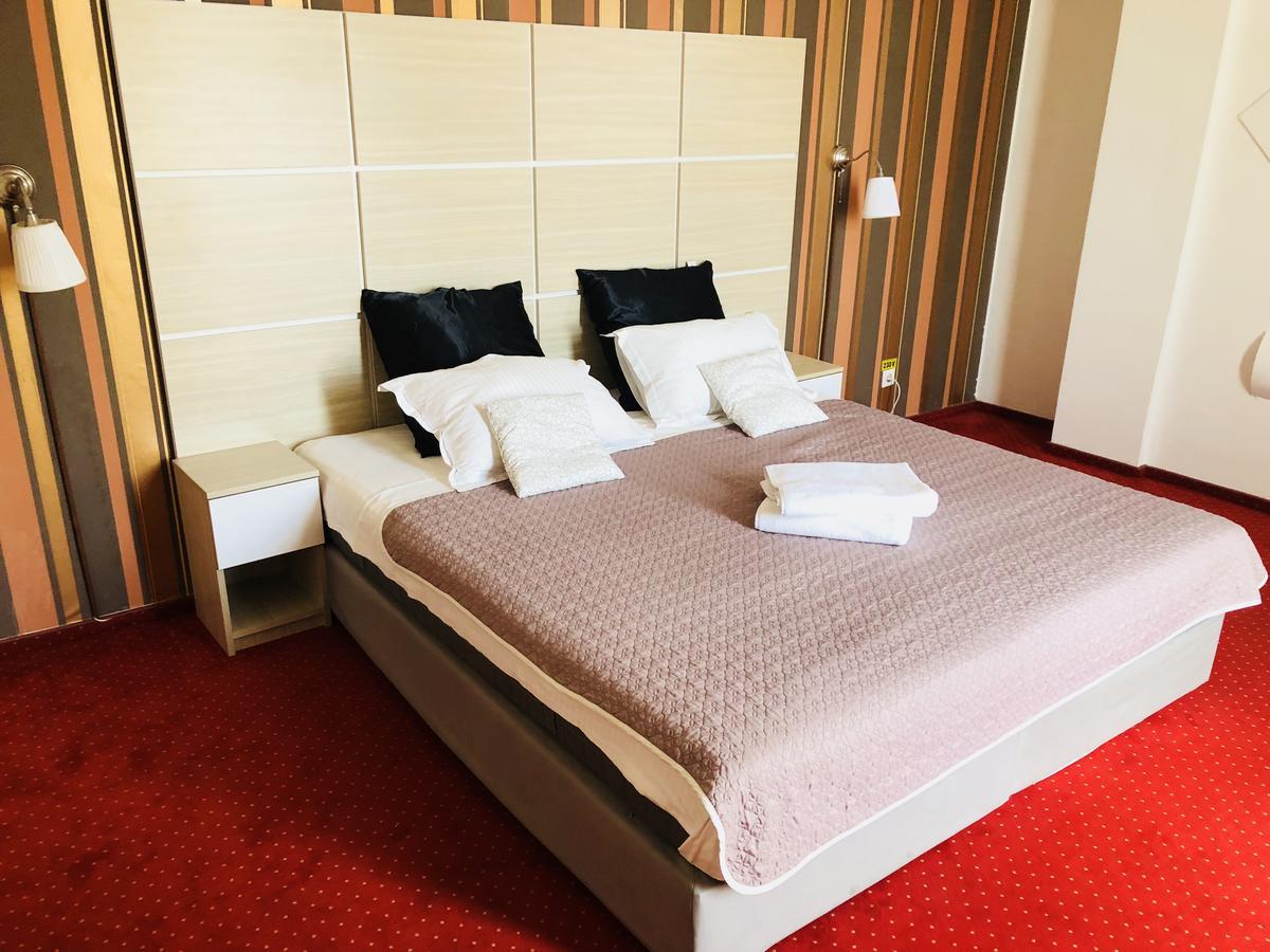 Hotel Mon Caprice Boekarest Buitenkant foto